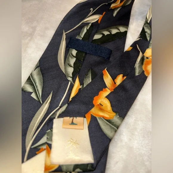 Tommy Bahama tropical floral pattern neck tie - Picture 5 of 8